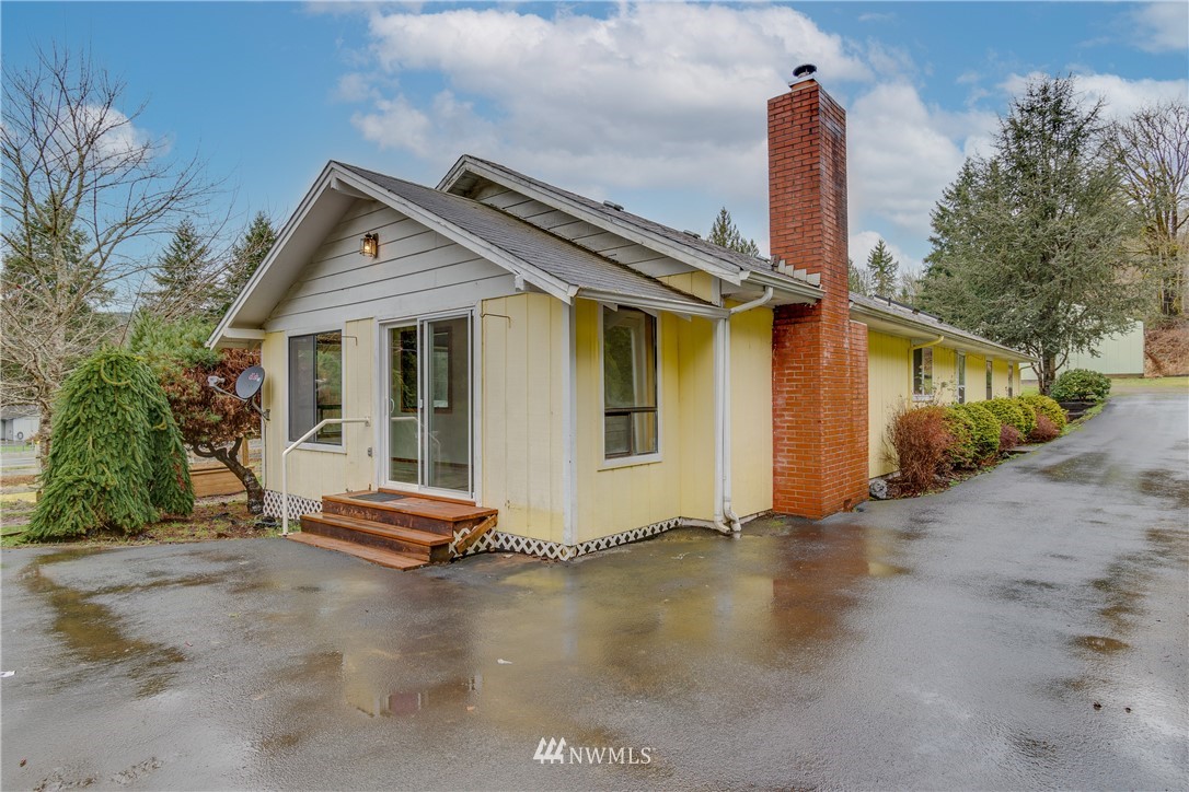 1320 Coal Creek Road Longview, WA 98632 - Photo 2 of 34 a front view of a house with a garden