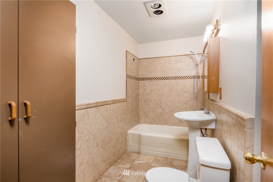 1320 Coal Creek Road Longview, WA 98632 - Photo 14 of 34 a bathroom with a sink a toilet and shower