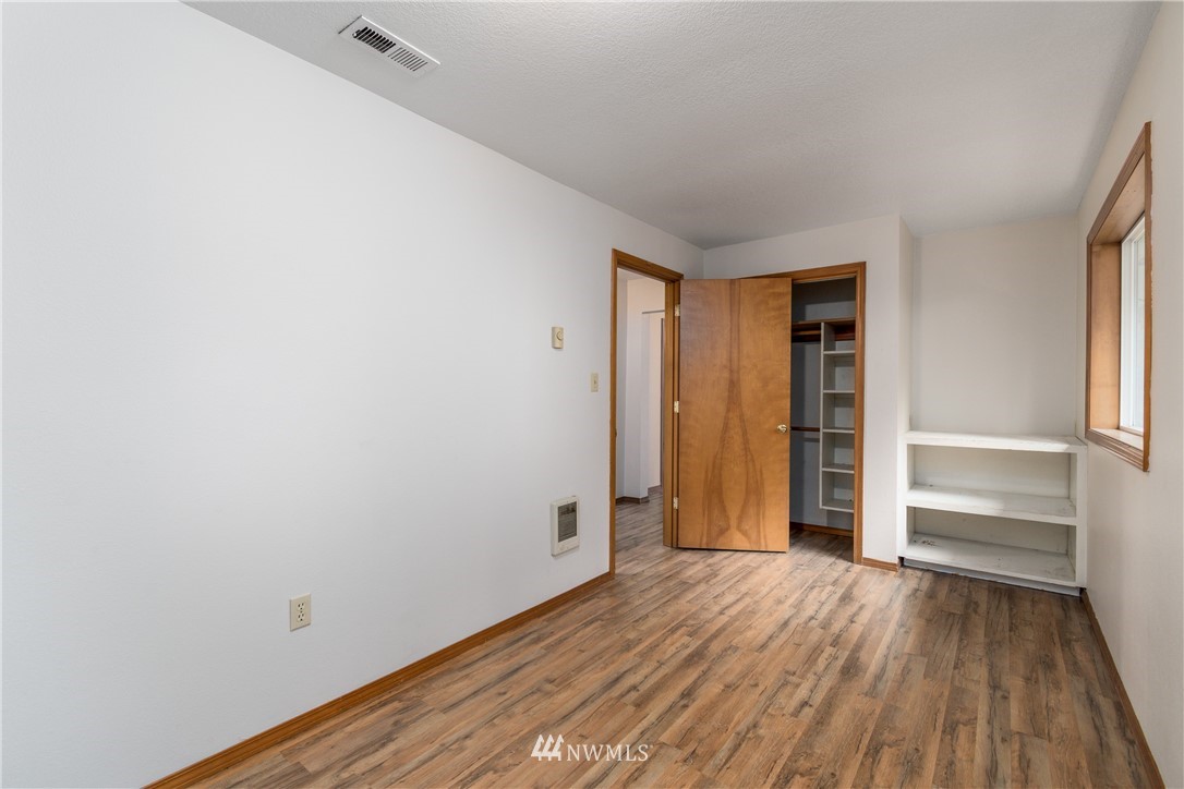 1320 Coal Creek Road Longview, WA 98632 - Photo 17 of 34 an empty room with wooden floor and closet