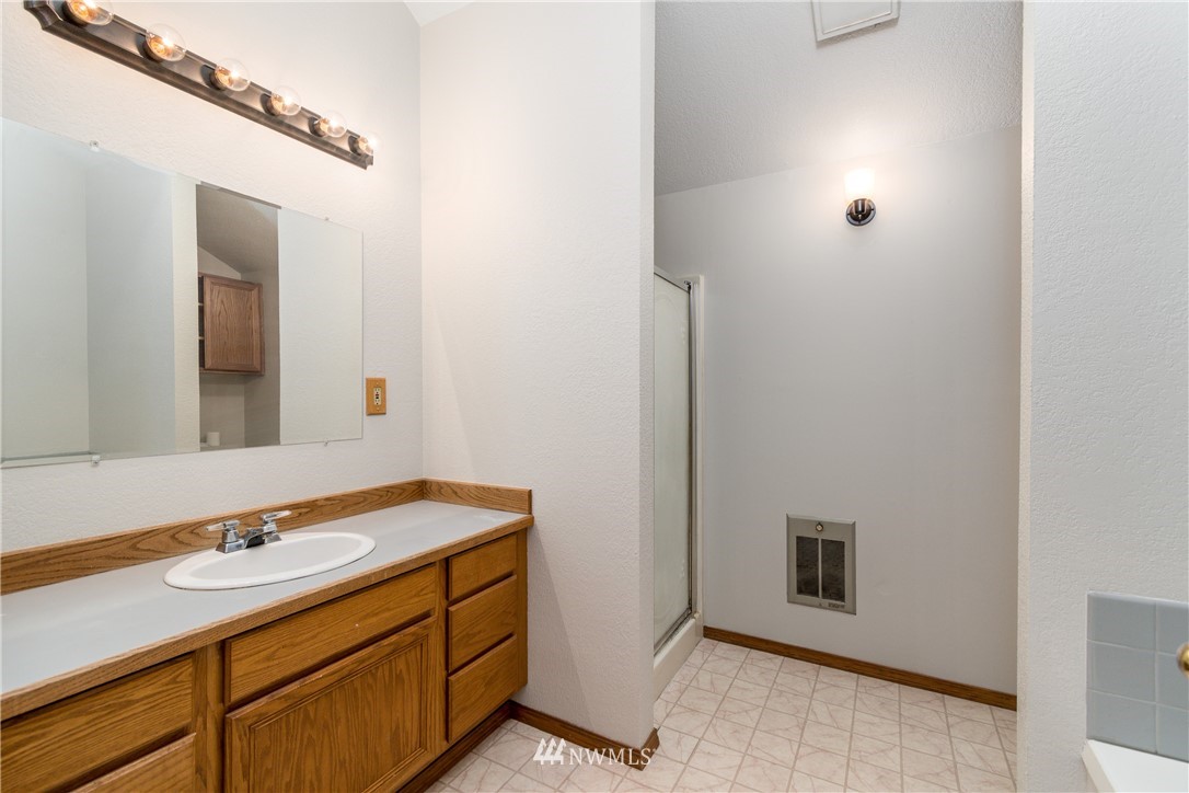 1320 Coal Creek Road Longview, WA 98632 - Photo 21 of 34 a bathroom with a sink and a mirror