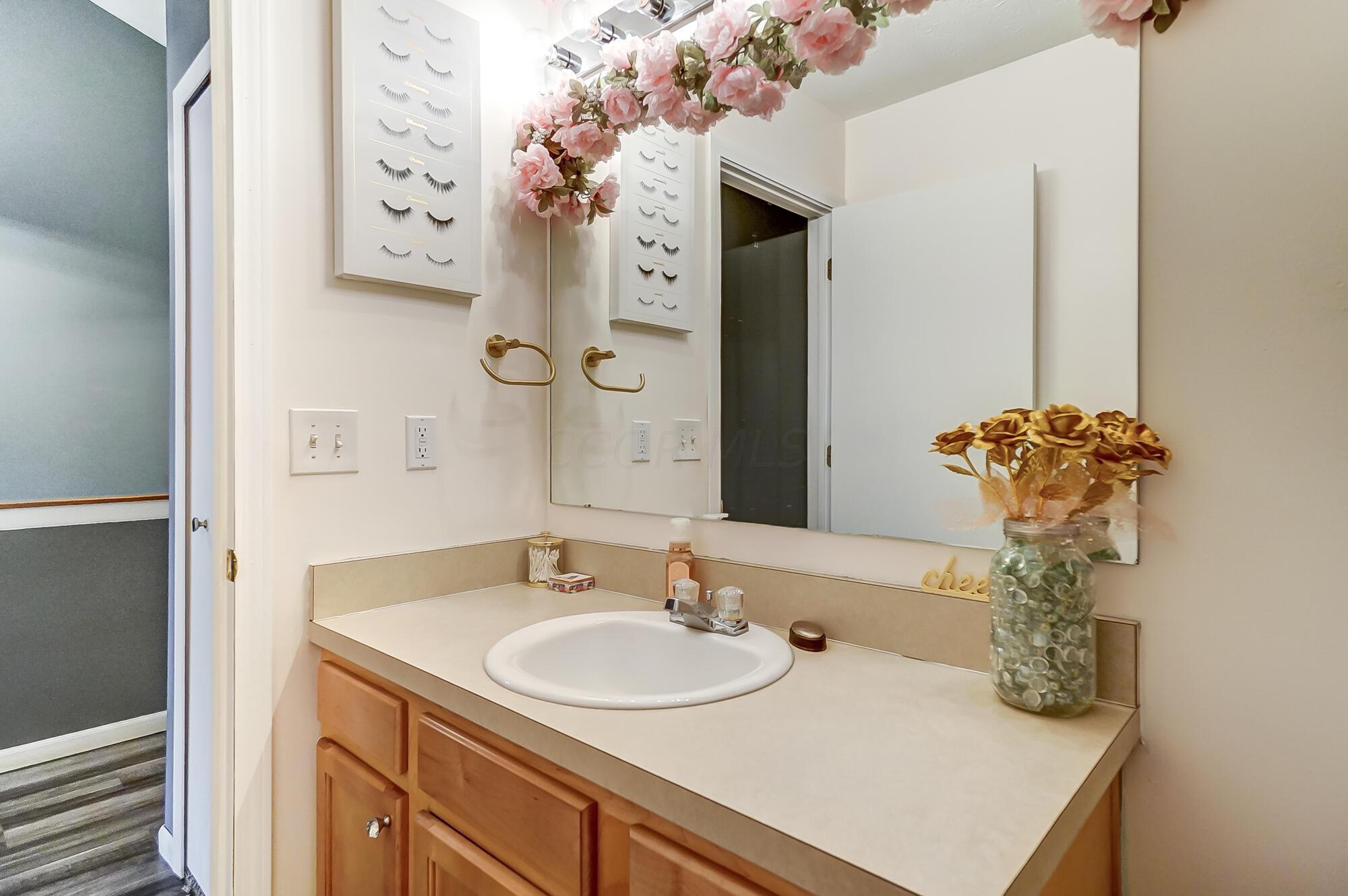 2533 Locksley Road Grove City, OH 43123 - Photo 22 of 34 Full Bathroom