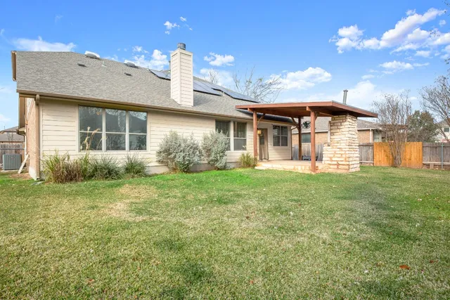a view of a house with backyard and garden