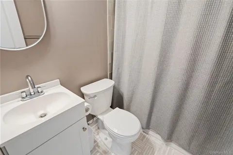 $999,990 | 5 Abbington Place, Northport, NY 11768