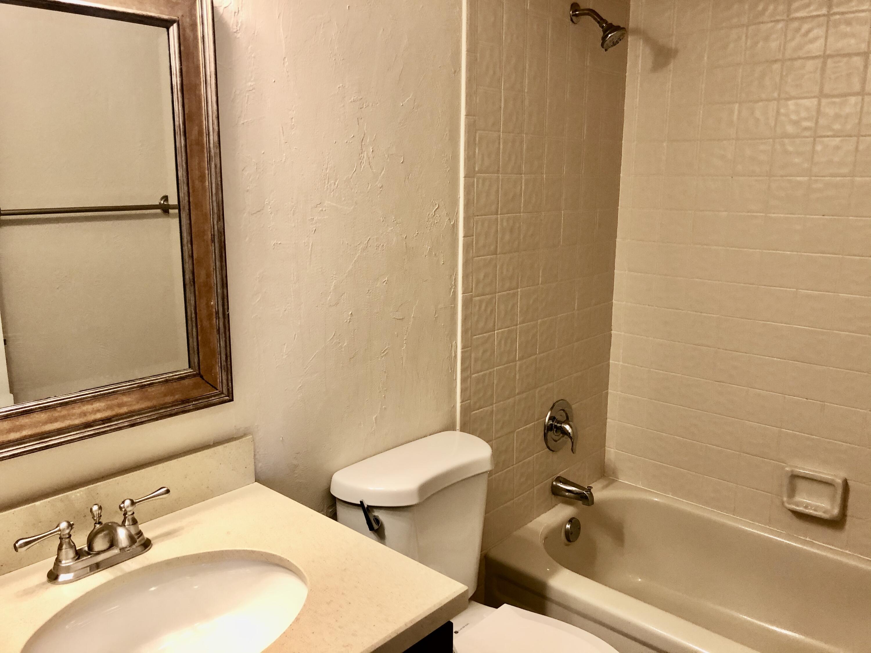 659 Coventry Street, Unit 7B Boca Raton, FL 33487 - Photo 16 of 23 Guest bath with combo shower/tub