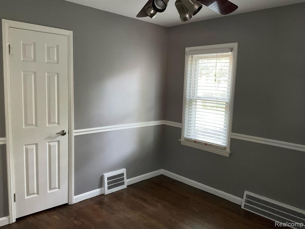 2045 Hampton Road Grosse Pointe Woods, MI 48236 - Photo 8 of 14