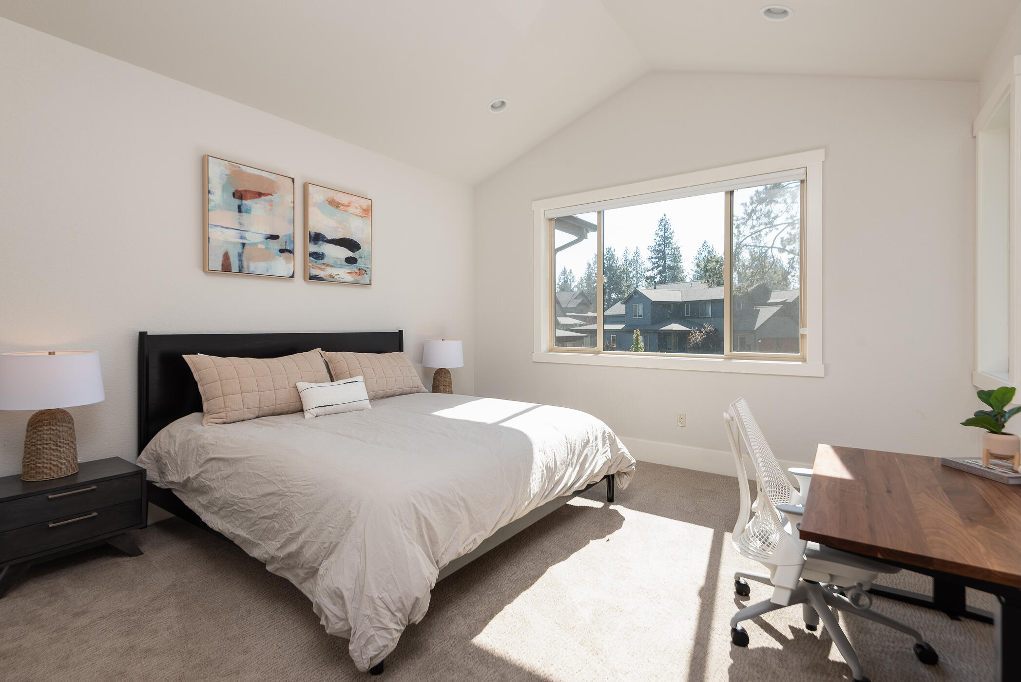 60472 Kangaroo Loop Bend, OR 97702 - Photo 26 of 36 24Guest Room