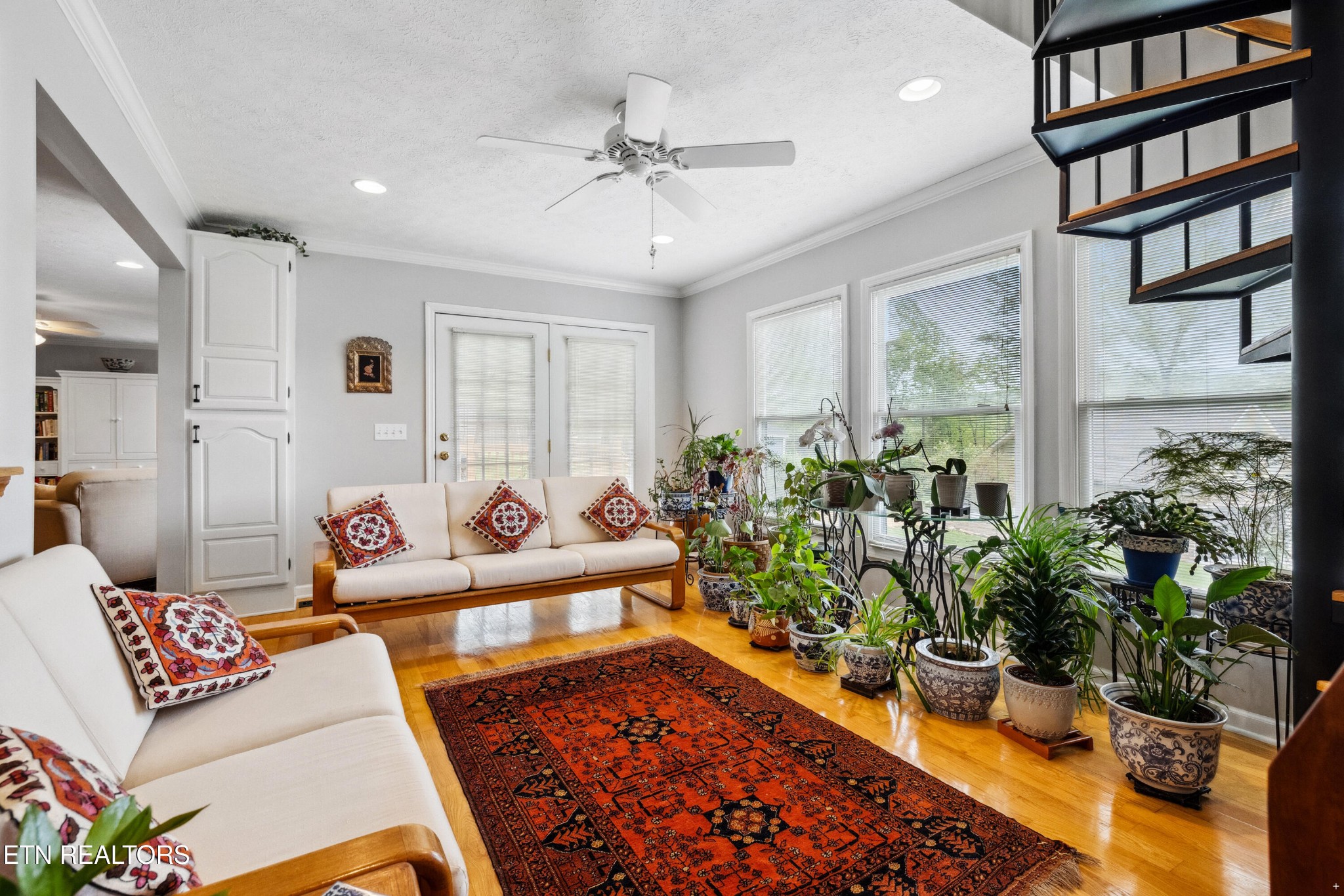 109 West Melbourne Road Oak Ridge, TN 37830 - Photo 10 of 31 a living room with furniture and a potted plant