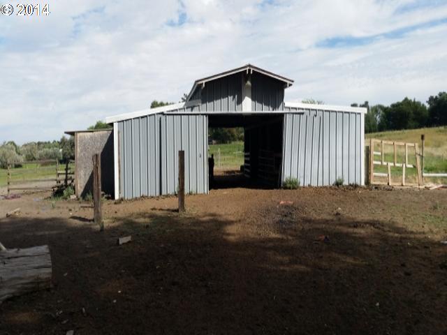 80025 Canal Road Hermiston, OR 97838 - Photo 3 of 10 a view of a house with a yard