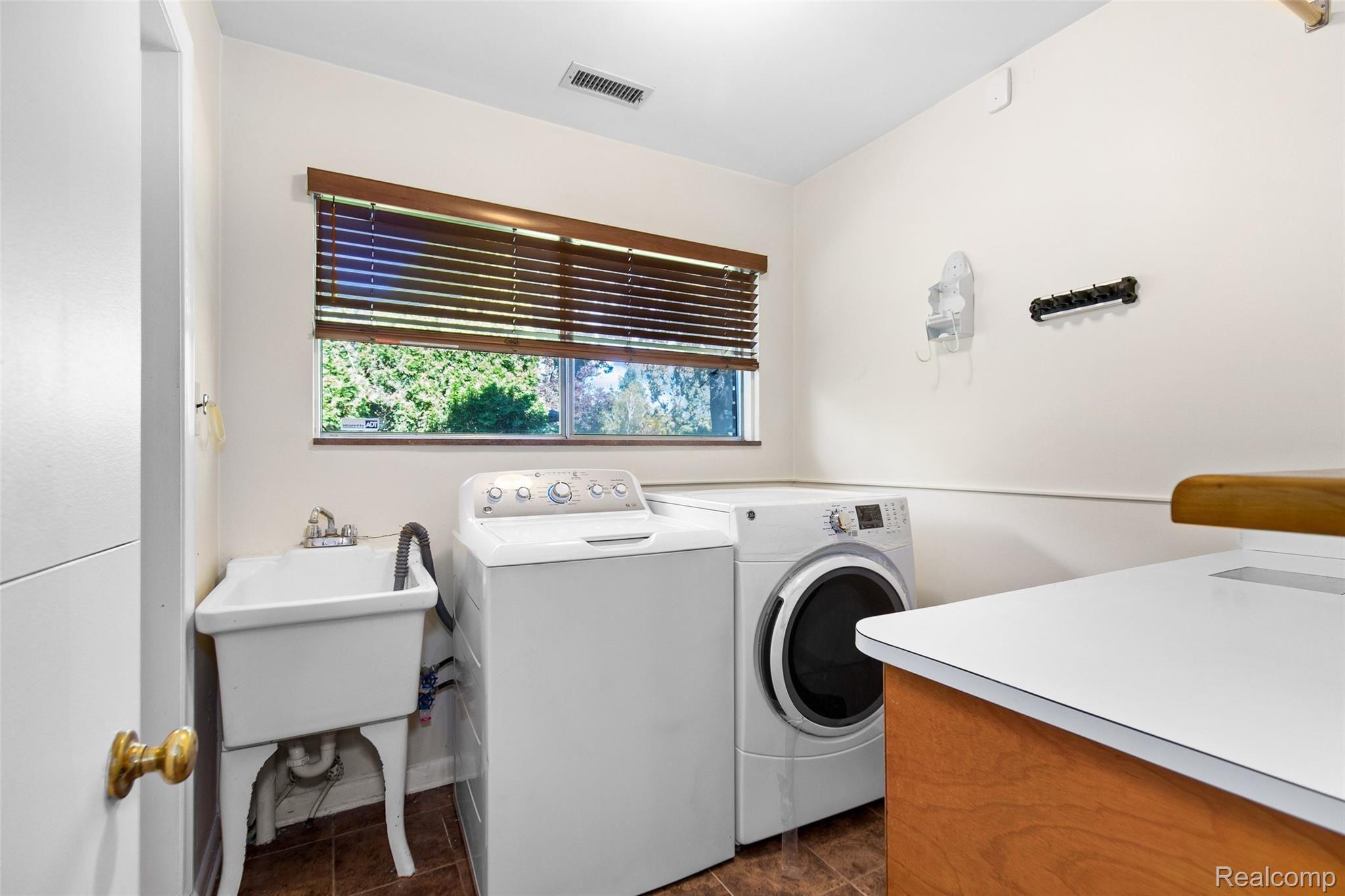 2866 Acorn Road Bloomfield Hills, MI 48302 - Photo 14 of 17 Main Floor Laundry Room