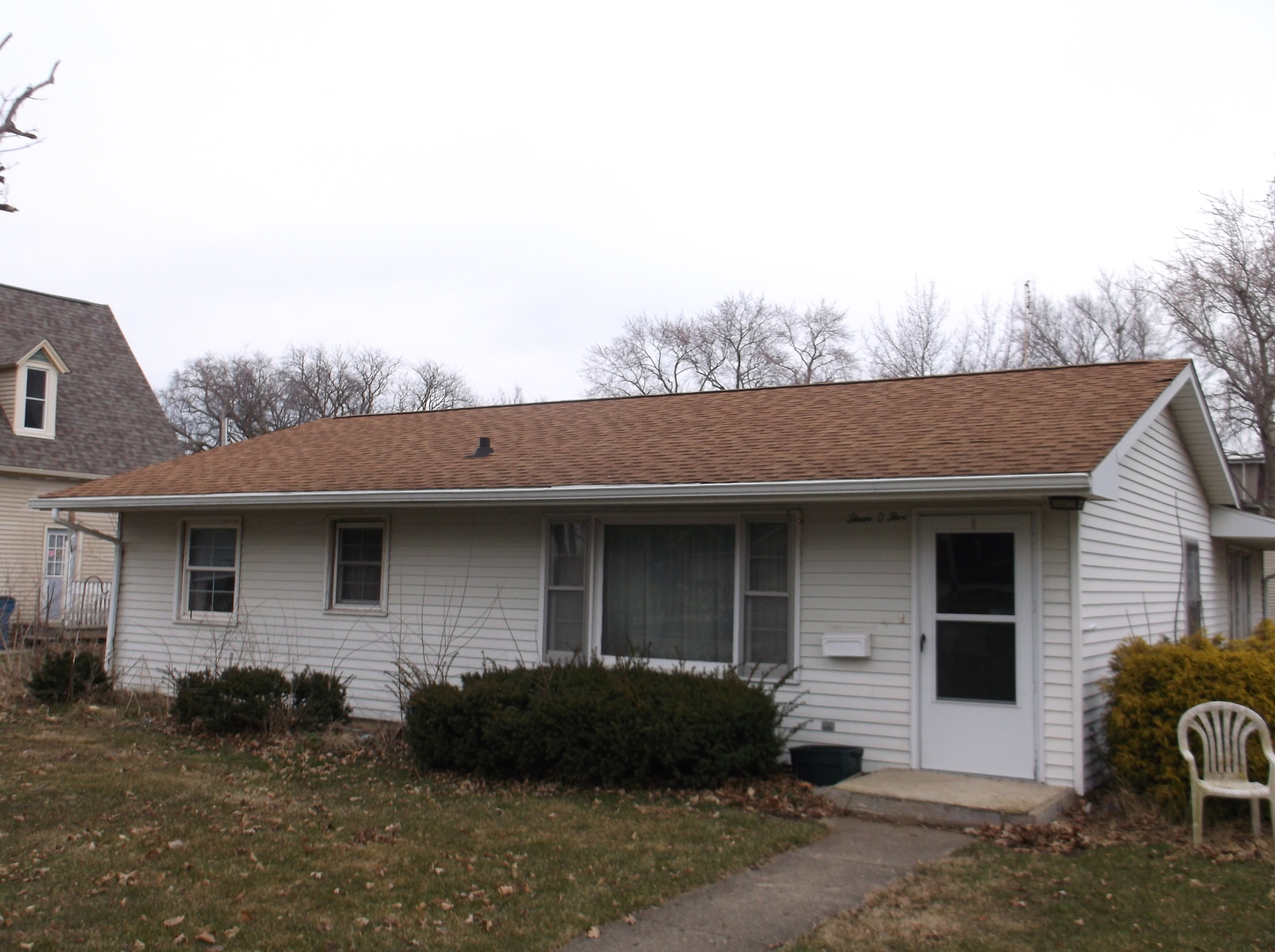 a front view of house with yard