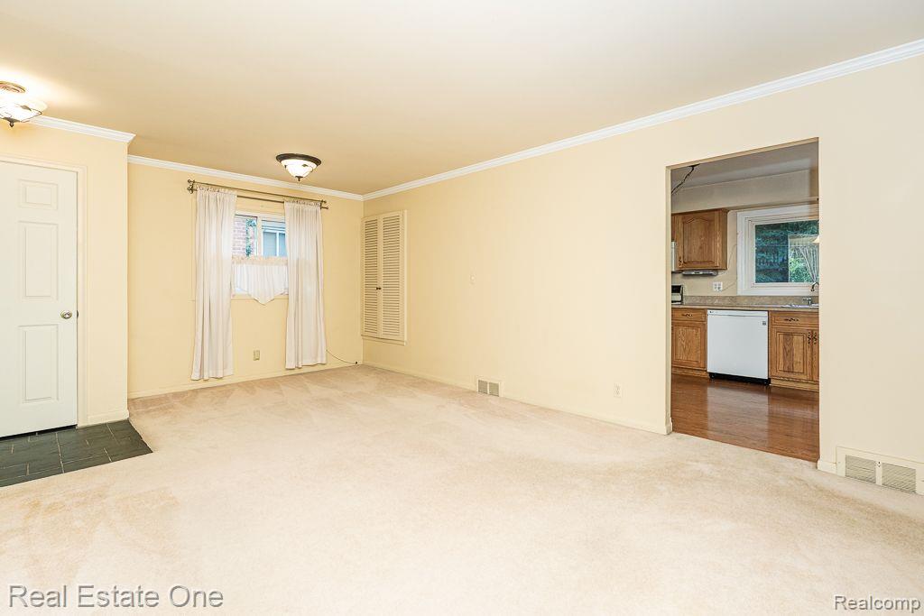 1366 Maple Drive Rochester, MI 48307 - Photo 4 of 34