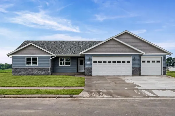 $450,000 | 1212 Leo Drive, Holmen, WI 54636