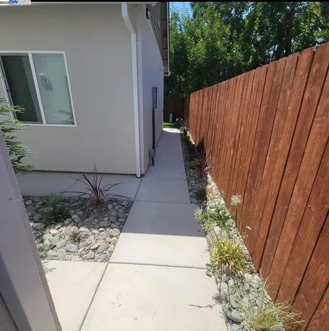 a view of a backyard with pathway