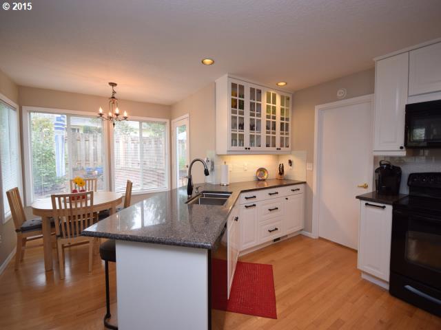 9523 Southwest 54th Avenue Portland, OR 97219 - Photo 9 of 16 Gallery Image 9