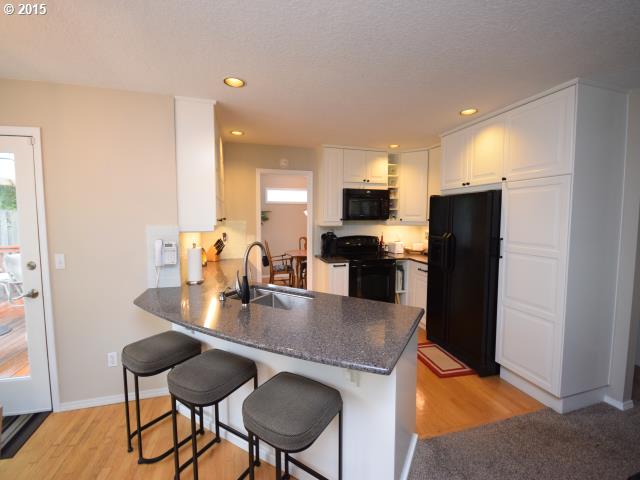 9523 Southwest 54th Avenue Portland, OR 97219 - Photo 10 of 16 Gallery Image 10