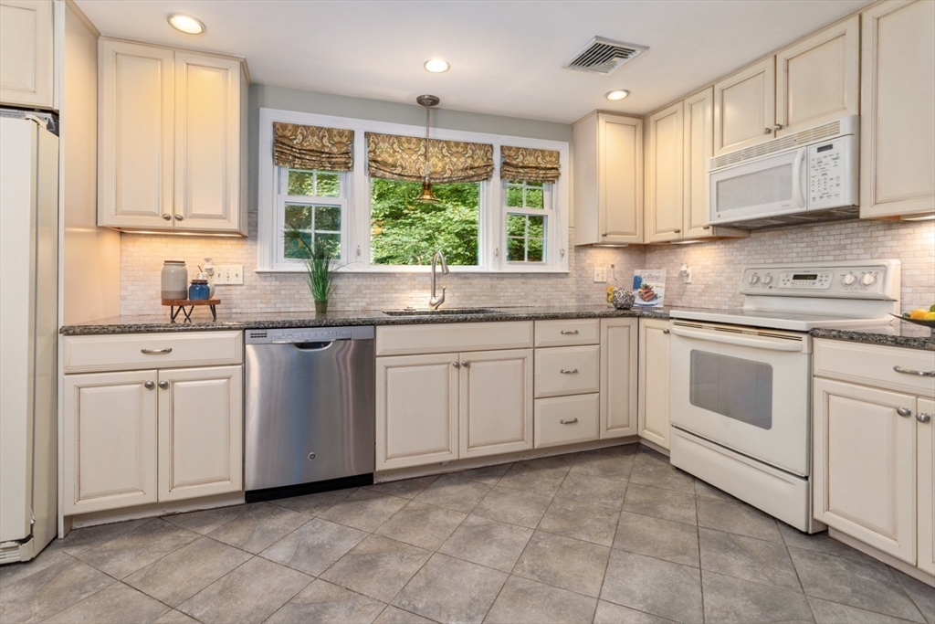 28 Cumberland Road Reading, MA 01867 - Photo 11 of 36 Gallery Image 11