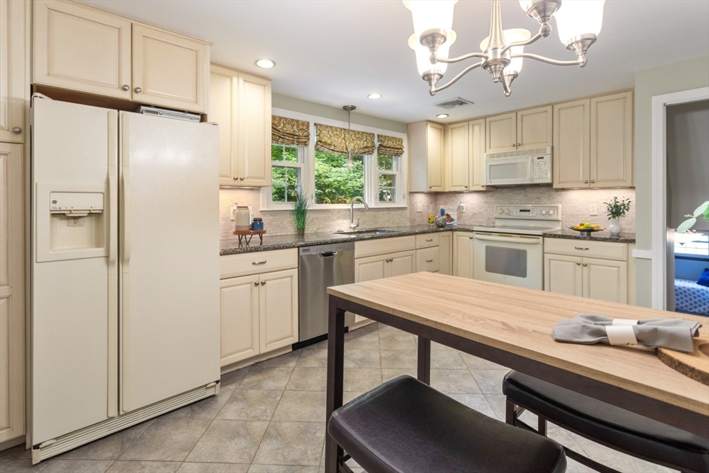28 Cumberland Road Reading, MA 01867 - Photo 13 of 36 Gallery Image 13