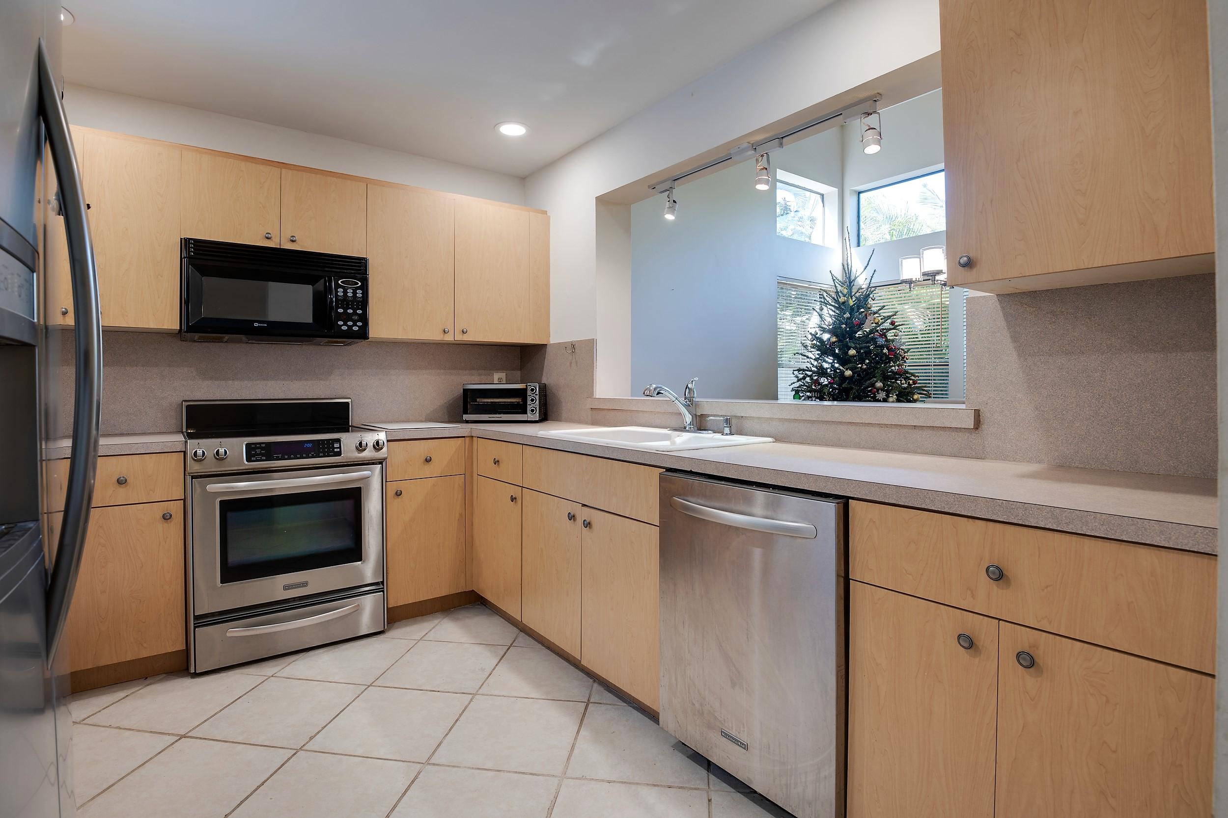 5529 Croydon Court Boca Raton, FL 33486 - Photo 12 of 30 Kitchen w/ new cabinets & SS appliances