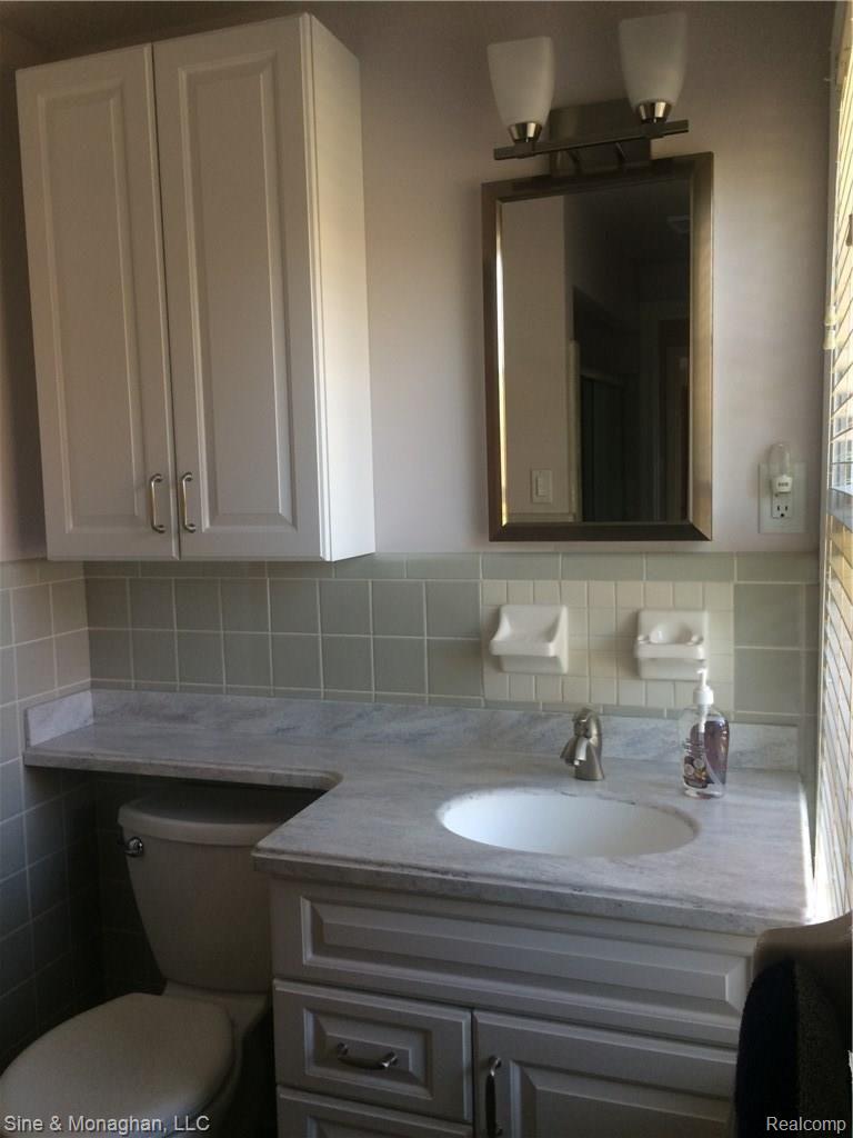 1571 Oxford Road Grosse Pointe, MI 48236 - Photo 13 of 29 IMG_2284.JPG
