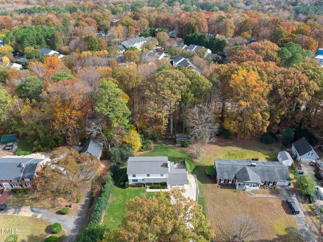 a view of house with a yard