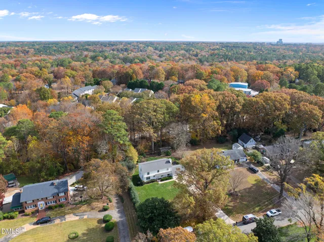 a view of a house with backyard and garden