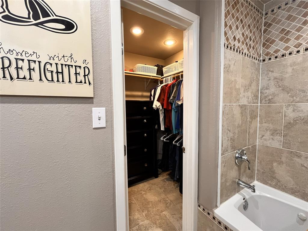 420 Sessums Road Springtown, TX 76082 - Photo 23 of 40 Bathroom with a walk in closet, tub / shower