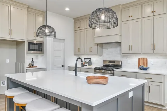 $827,235 | 6039 Apache Drive, Shawnee, KS 66226