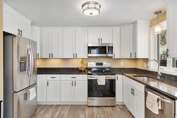 $385,000 | 6 Mills Farm Circle, Unit R, Derry, NH 03038