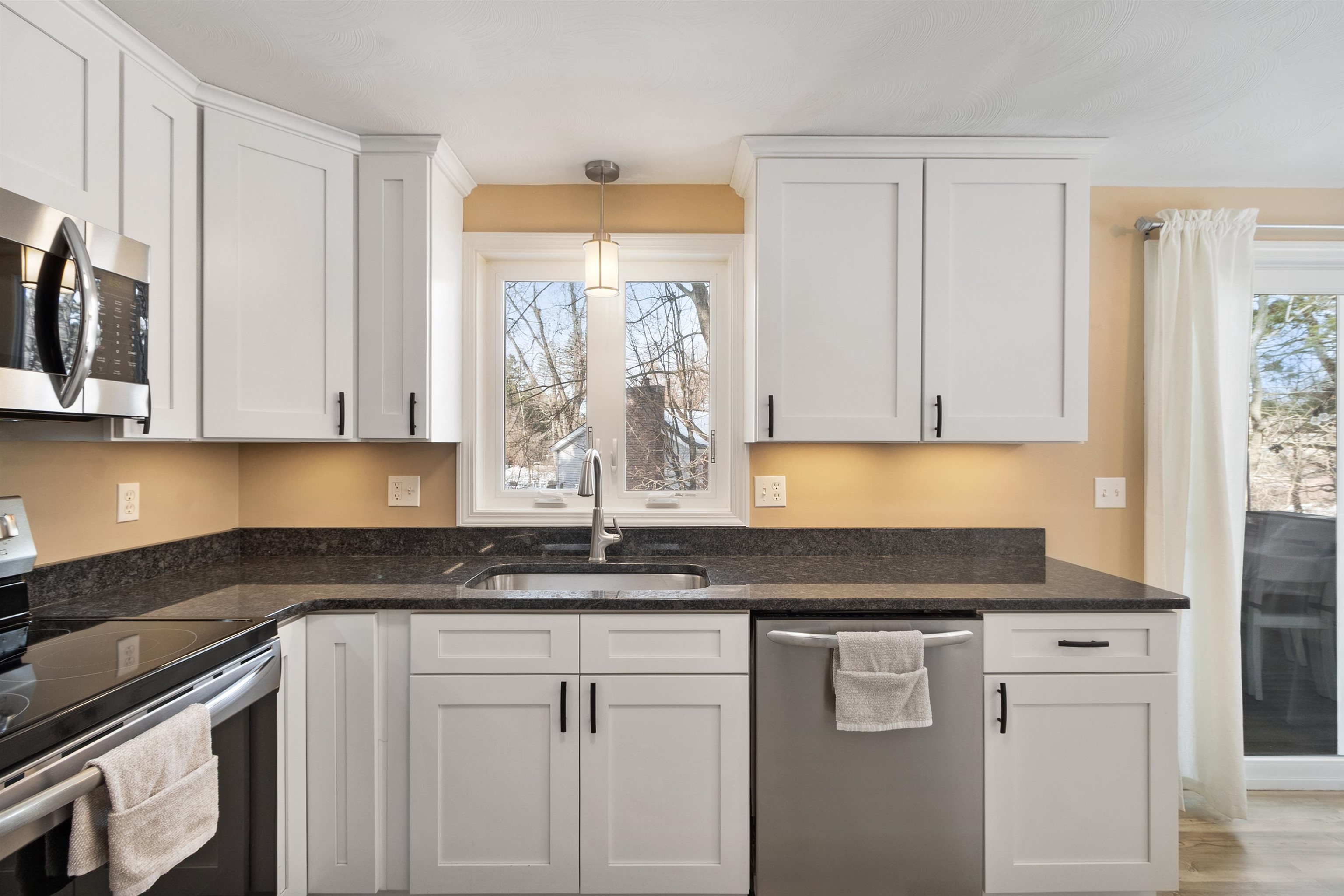 6 Mills Farm Circle, Unit R Derry, NH 03038 - Photo 2 of 38