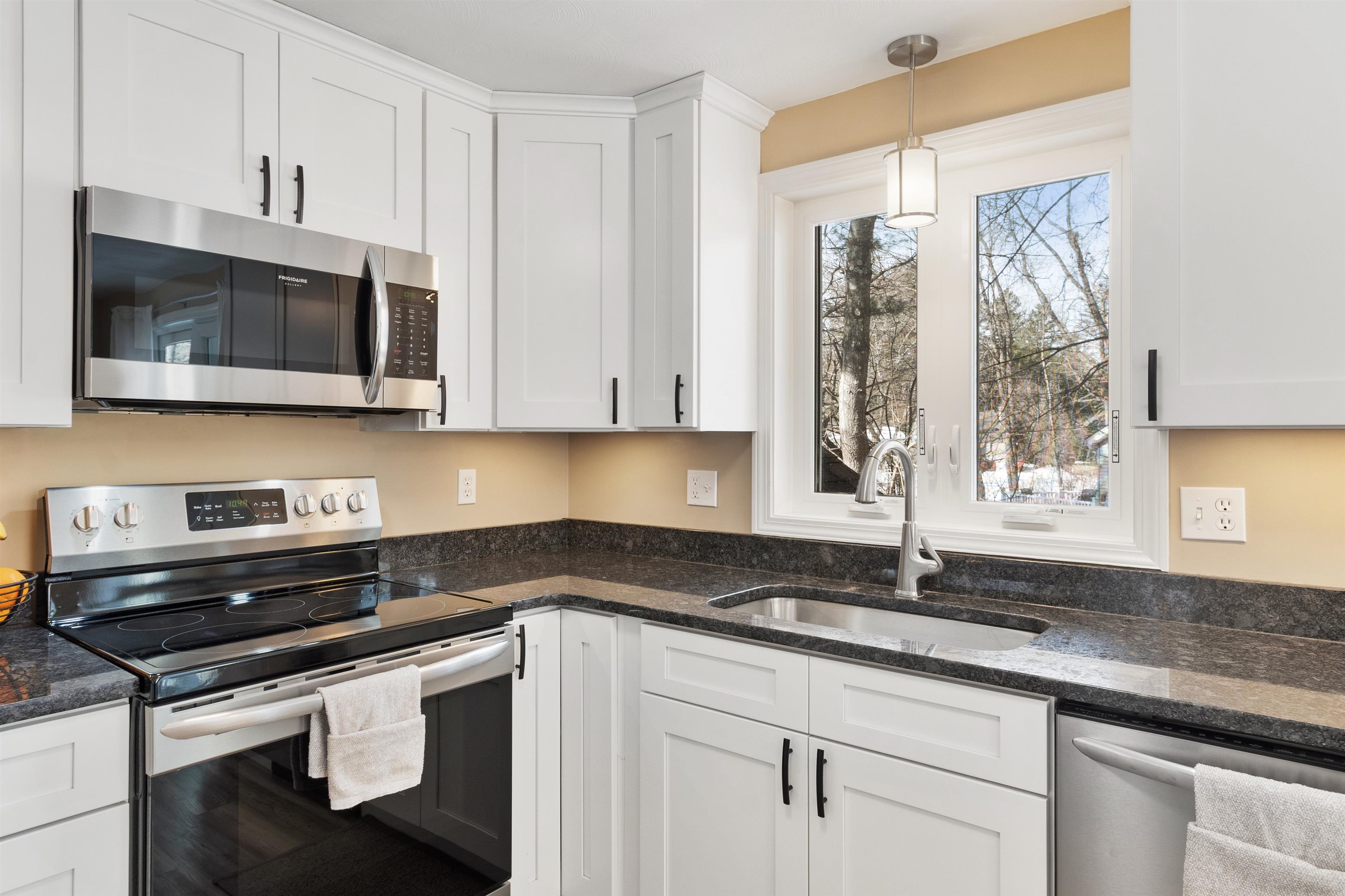 6 Mills Farm Circle, Unit R Derry, NH 03038 - Photo 3 of 38