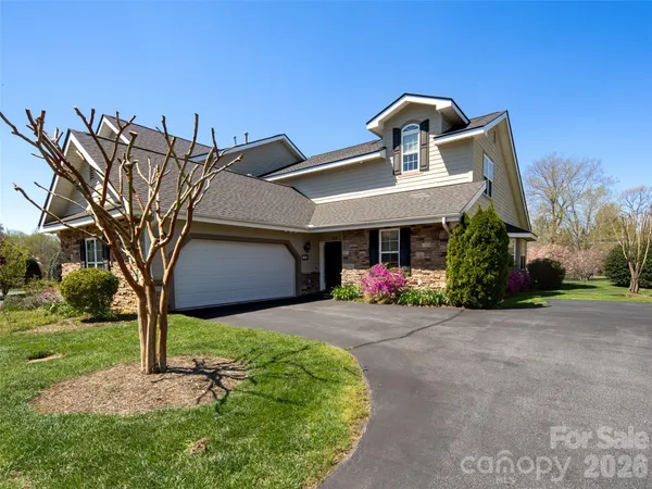 $575,000 | 124 Towne Pl Drive, Hendersonville, NC 28792
