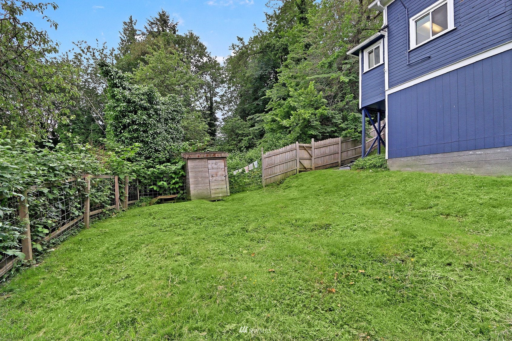3927 Wetmore Avenue Everett, WA 98201 - Photo 25 of 26 a backyard of a house with lots of green space