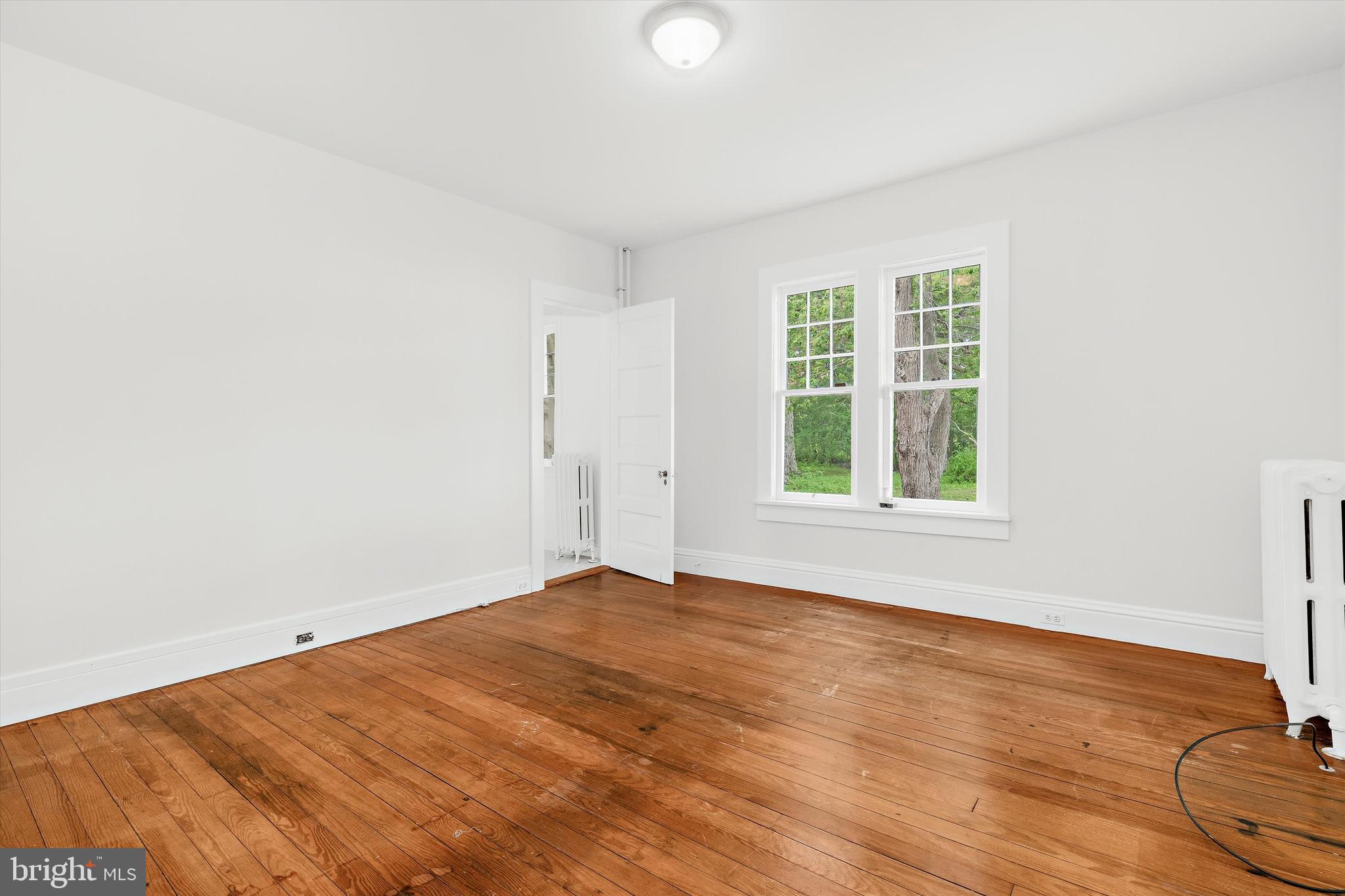 500 Nesbit Road Queenstown, MD 21658 - Photo 22 of 53 an empty room with wooden floor and windows