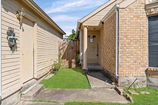 a view of a back yard of the house