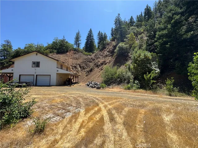 a view of a backyard