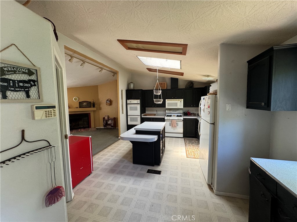 80 Rasmusen Lane Junction City, CA 96048 - Photo 8 of 67 a living room with furniture and a flat screen tv