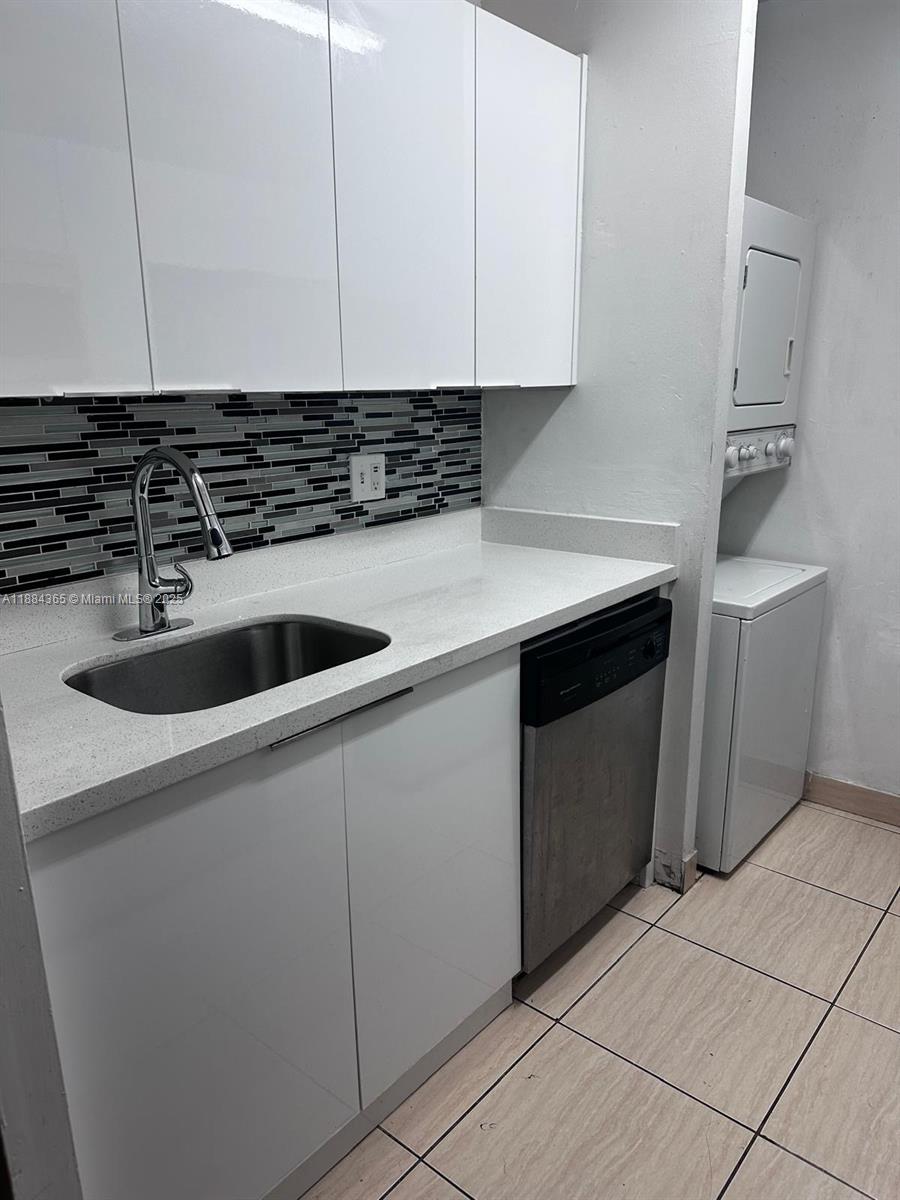 10124 Twin Lakes Drive, Unit 11D Coral Springs, FL 33071 - Photo 6 of 12 a kitchen with stainless steel appliances granite countertop a sink and a stove