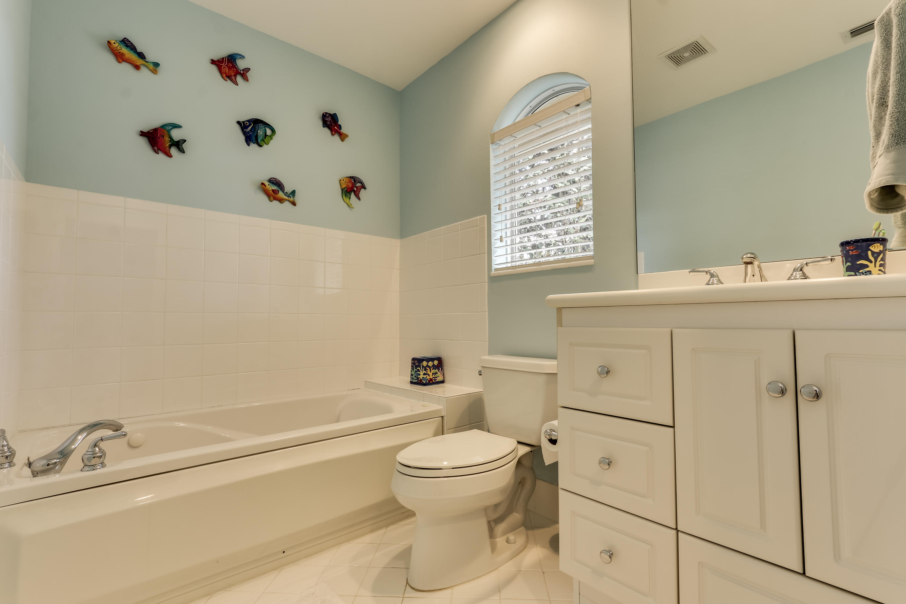 4475 Woodfield Boulevard Boca Raton, FL 33434 - Photo 39 of 42 Guest Bath 1 B