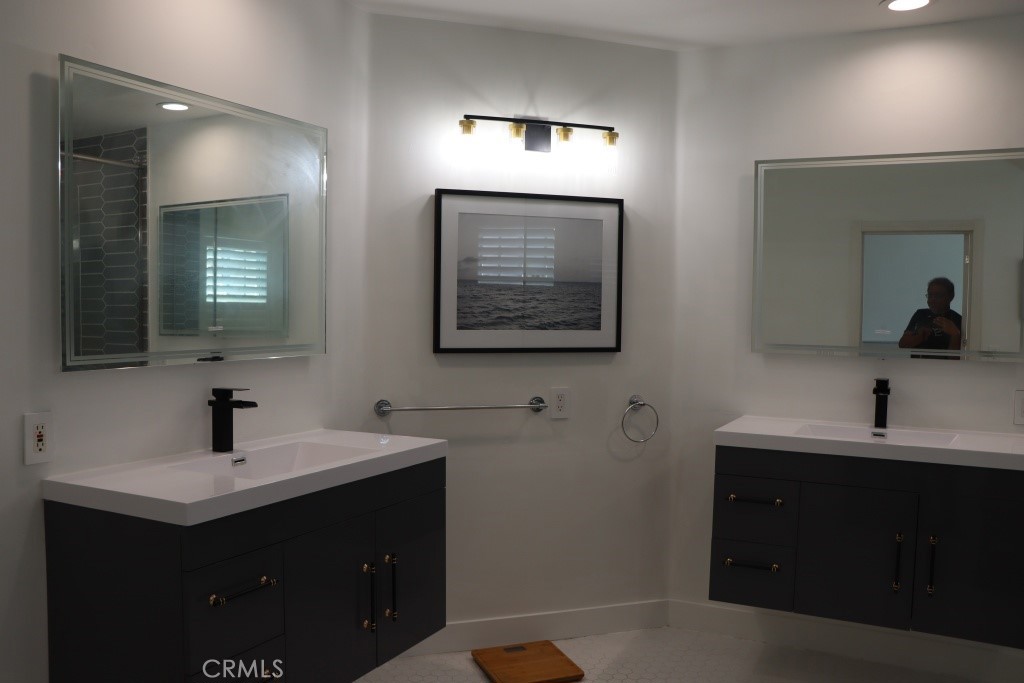 9103 Wystone Avenue Northridge, CA 91324 - Photo 24 of 59 a bathroom with 2 sink and a mirror