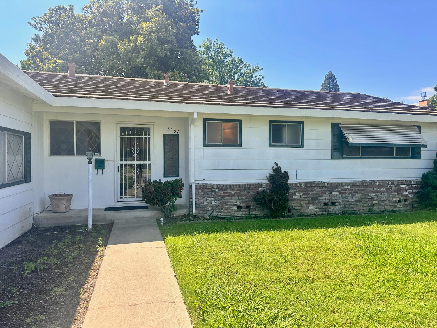 3207 Terry Way Carmichael, CA 95608 - Photo 2 of 36 a view of a house with a garden