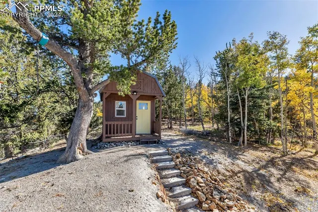 a en suite bathroom with a sink and a mirror