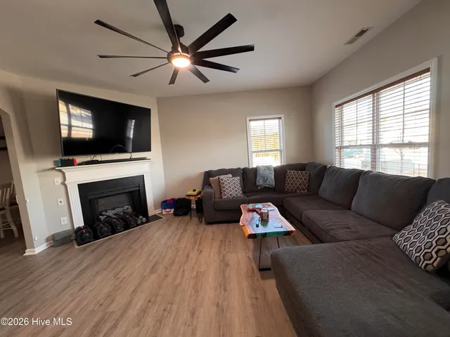 $2,100 | 125 Stonecroft Lane, Jacksonville, NC 28546