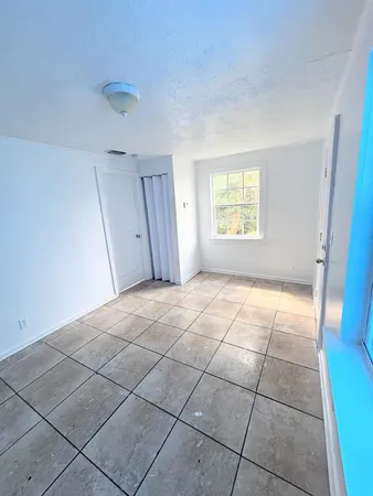 $2,000 | 804 Ridgewood Drive, Unit 2, West Palm Beach, FL 33405