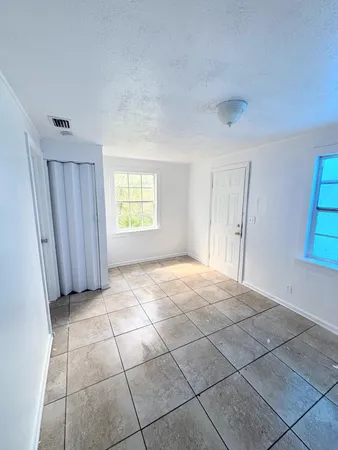 $2,000 | 804 Ridgewood Drive, Unit 2, West Palm Beach, FL 33405