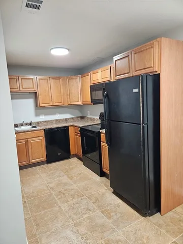 $1,600 | 34 Thayer Pond Drive, Unit 8, North Oxford, MA 01537