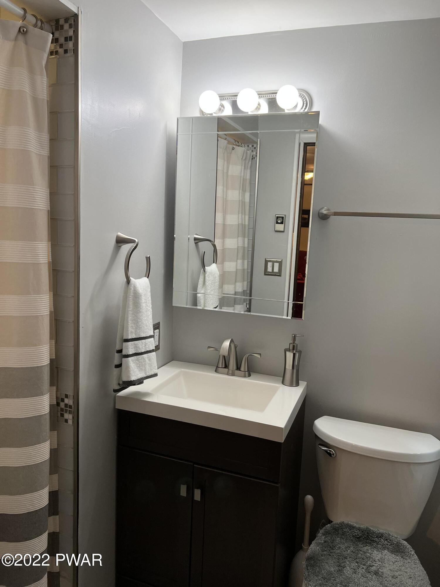 320 Rambling Way Milford, PA 18337 - Photo 11 of 33 1st floor Bath