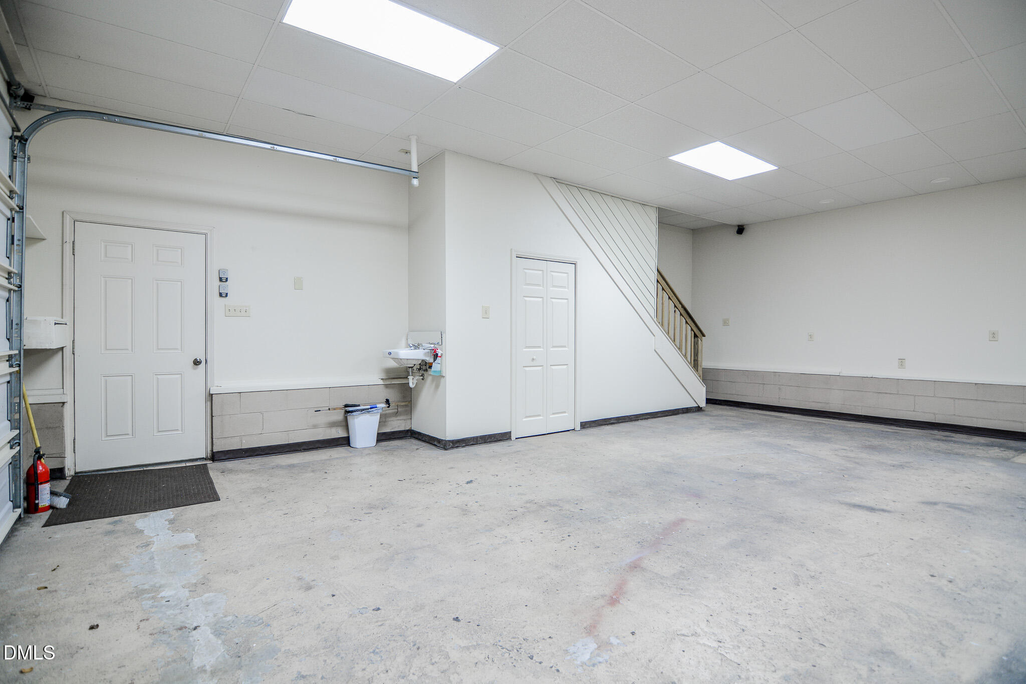 1215 Cambridge Road Northwest Wilson, NC 27896 - Photo 5 of 54 an empty room with white walls