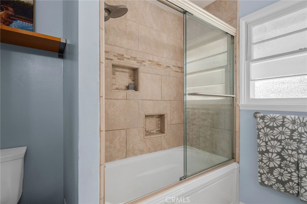 1400 Elizabeth Street Redlands, CA 92373 - Photo 22 of 50 Primary Bath with Tub/Shower