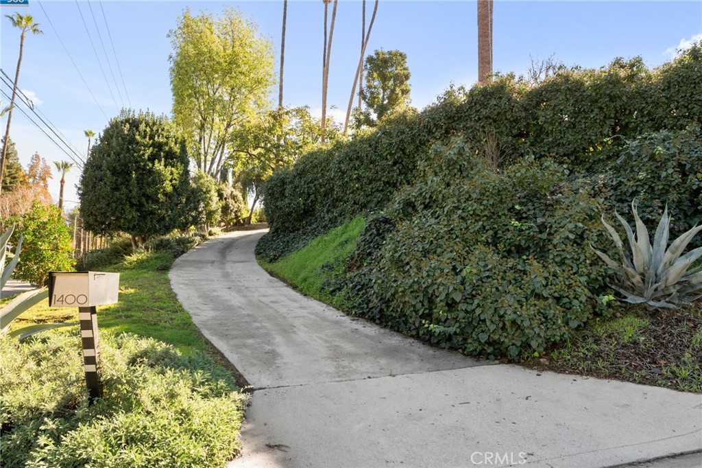 1400 Elizabeth Street Redlands, CA 92373 - Photo 3 of 50 Private Driveway