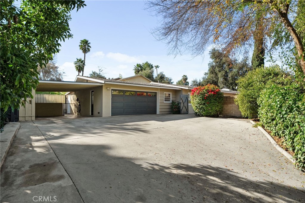 1400 Elizabeth Street Redlands, CA 92373 - Photo 4 of 50 2 Car Garage plus Private Patio